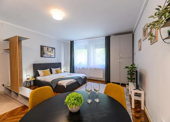 Studio Central lângă Biserica Neagră și Turnul Alb