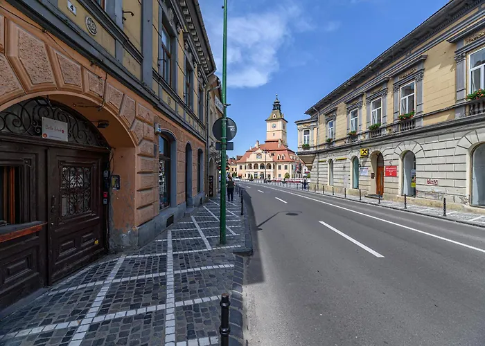 Studio Central lângă Biserica Neagră și Turnul Alb