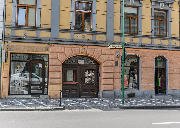 Studio Central lângă Biserica Neagră și Turnul Alb